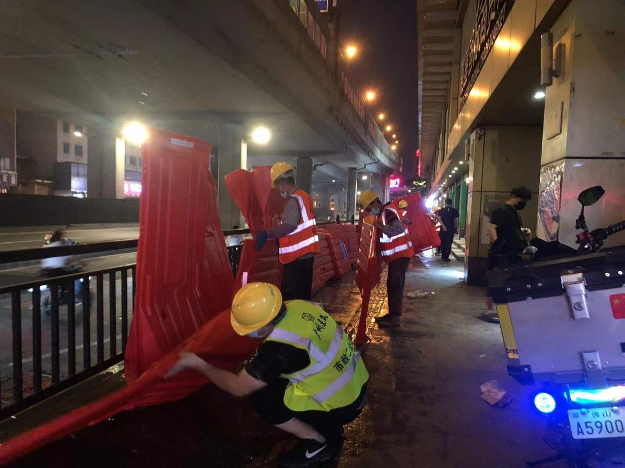 连夜拆除围蔽 及时畅通道路